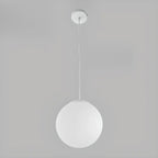 Suspension de cuisine minimaliste en verre blanc et métal argenté, globe