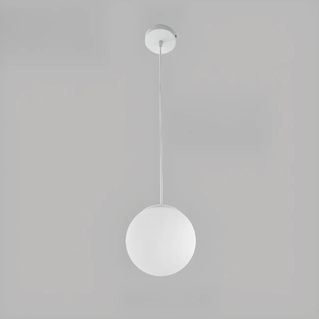Suspension de cuisine minimaliste en verre blanc et métal argenté, globe