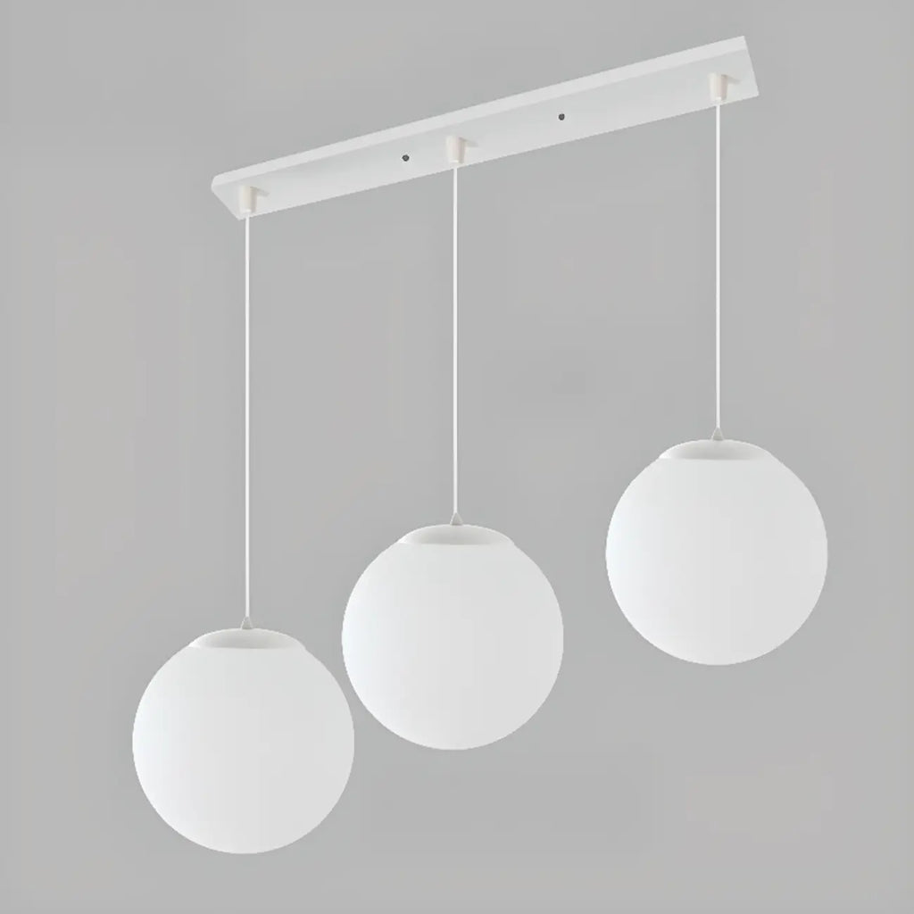 Suspension de cuisine minimaliste en verre blanc et métal argenté, globe