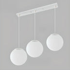 Suspension de cuisine minimaliste en verre blanc et métal argenté, globe