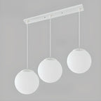 Suspension de cuisine minimaliste en verre blanc et métal argenté, globe