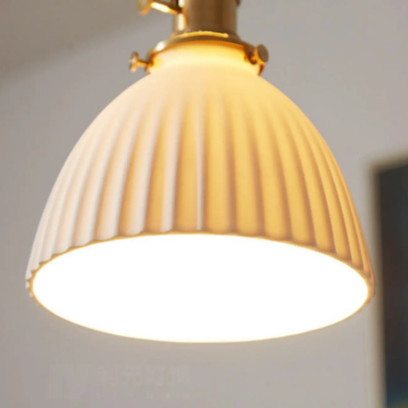 Suspension classique en laiton blanc et céramique avec dôme