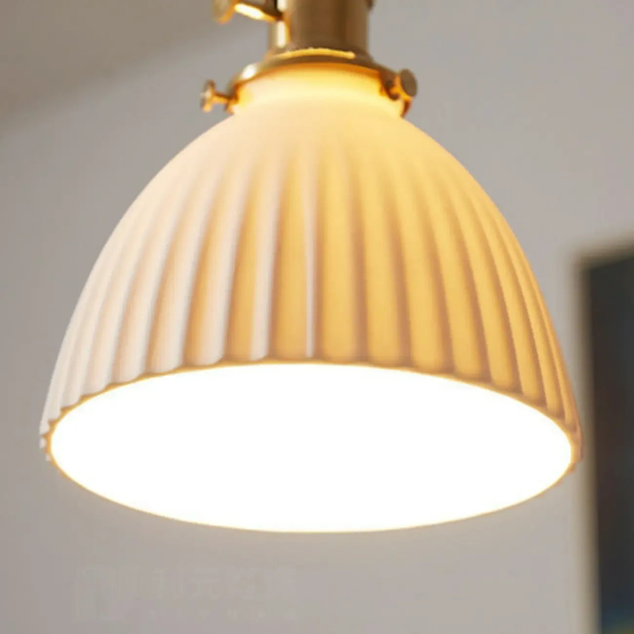 Suspension classique en laiton blanc et céramique avec dôme