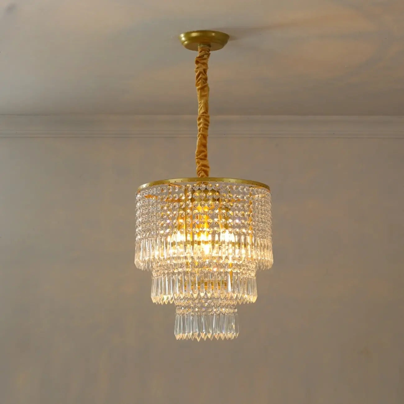 Lustre rond moderne en cristal doré à suspension descendante