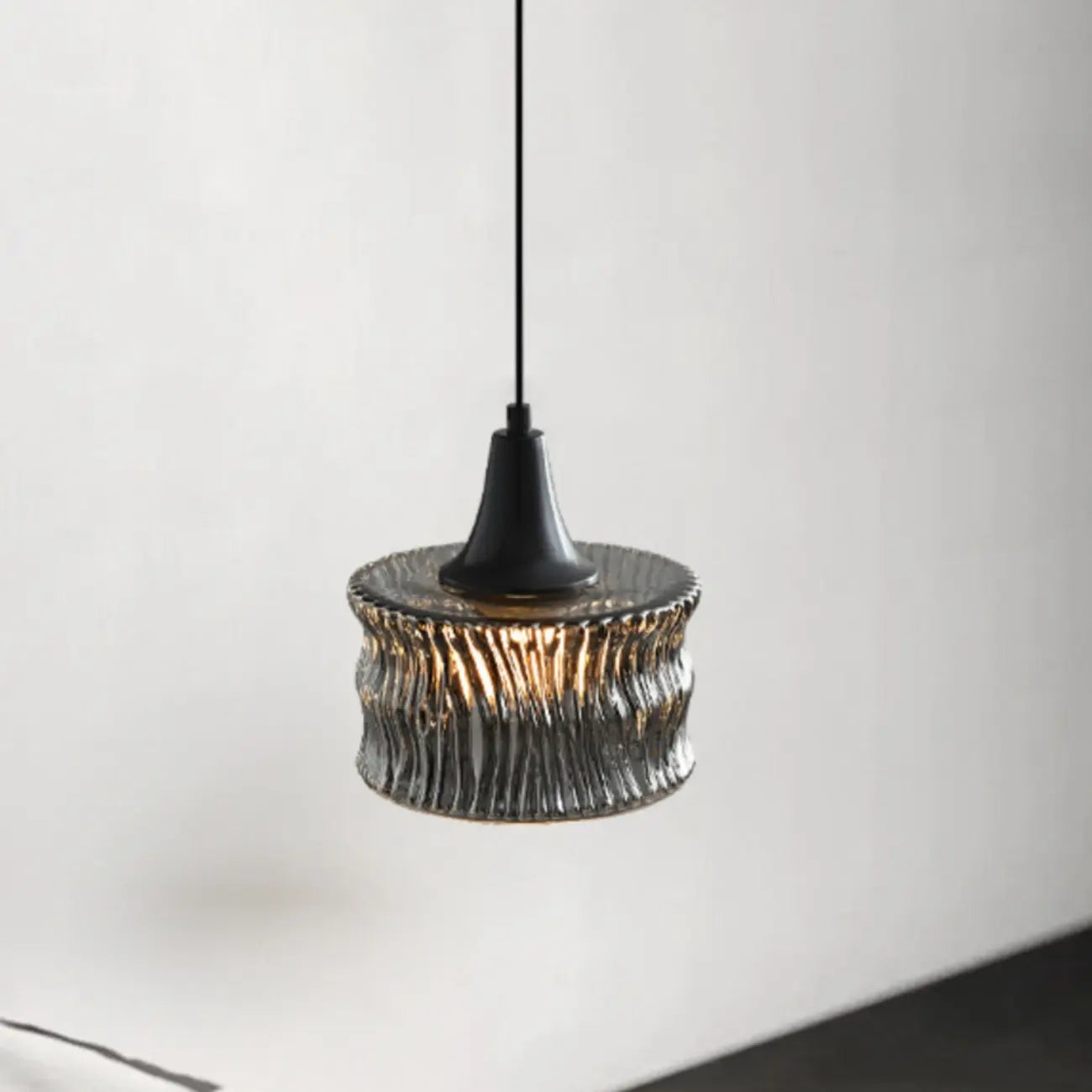 Suspension cylindrique en verre noir pour la décoration intérieure