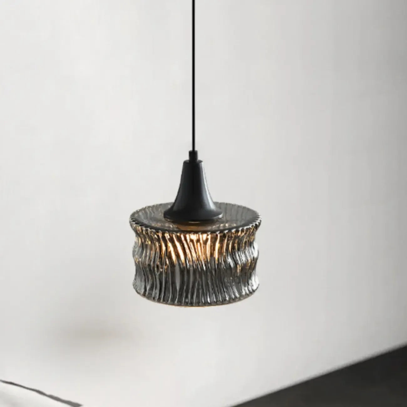 Suspension cylindrique en verre noir pour la décoration intérieure