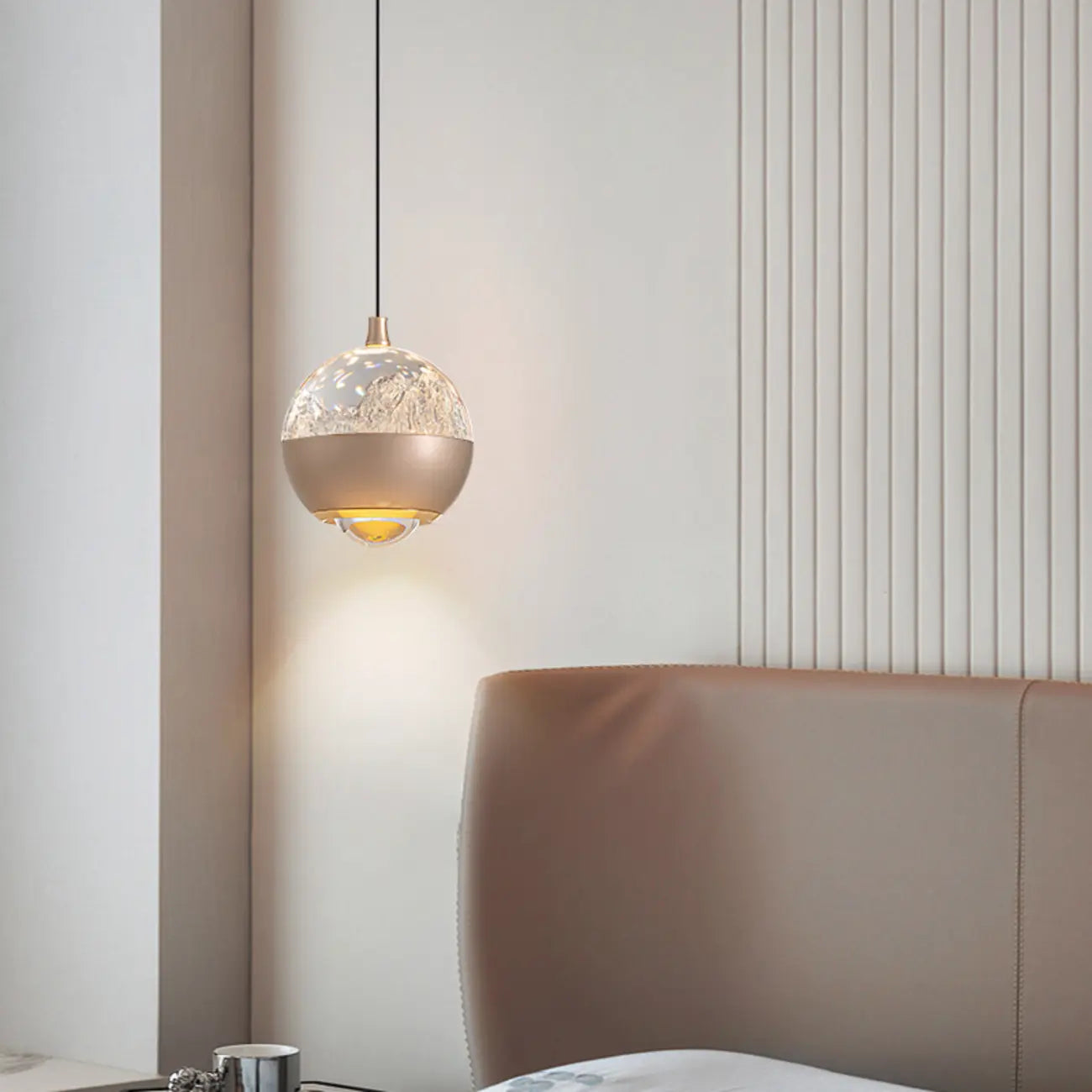 Suspension moderne en métal transparent avec globe lumineux réglable pour chambre à coucher