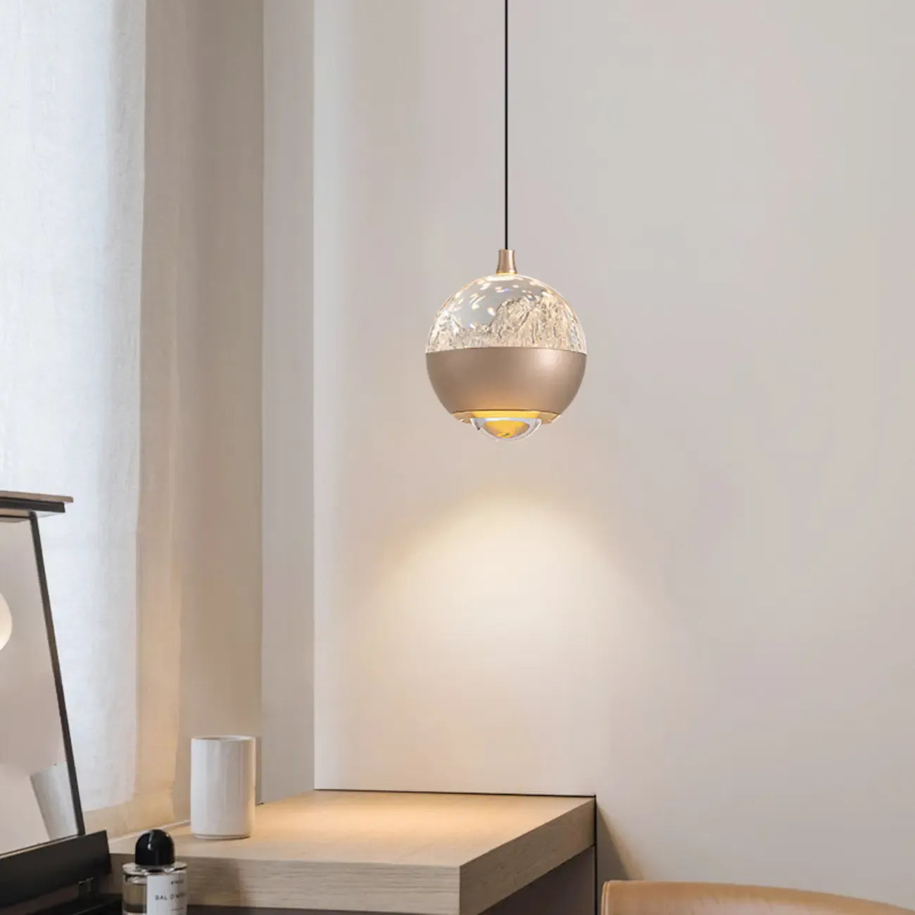 Suspension moderne en métal transparent avec globe lumineux réglable pour chambre à coucher