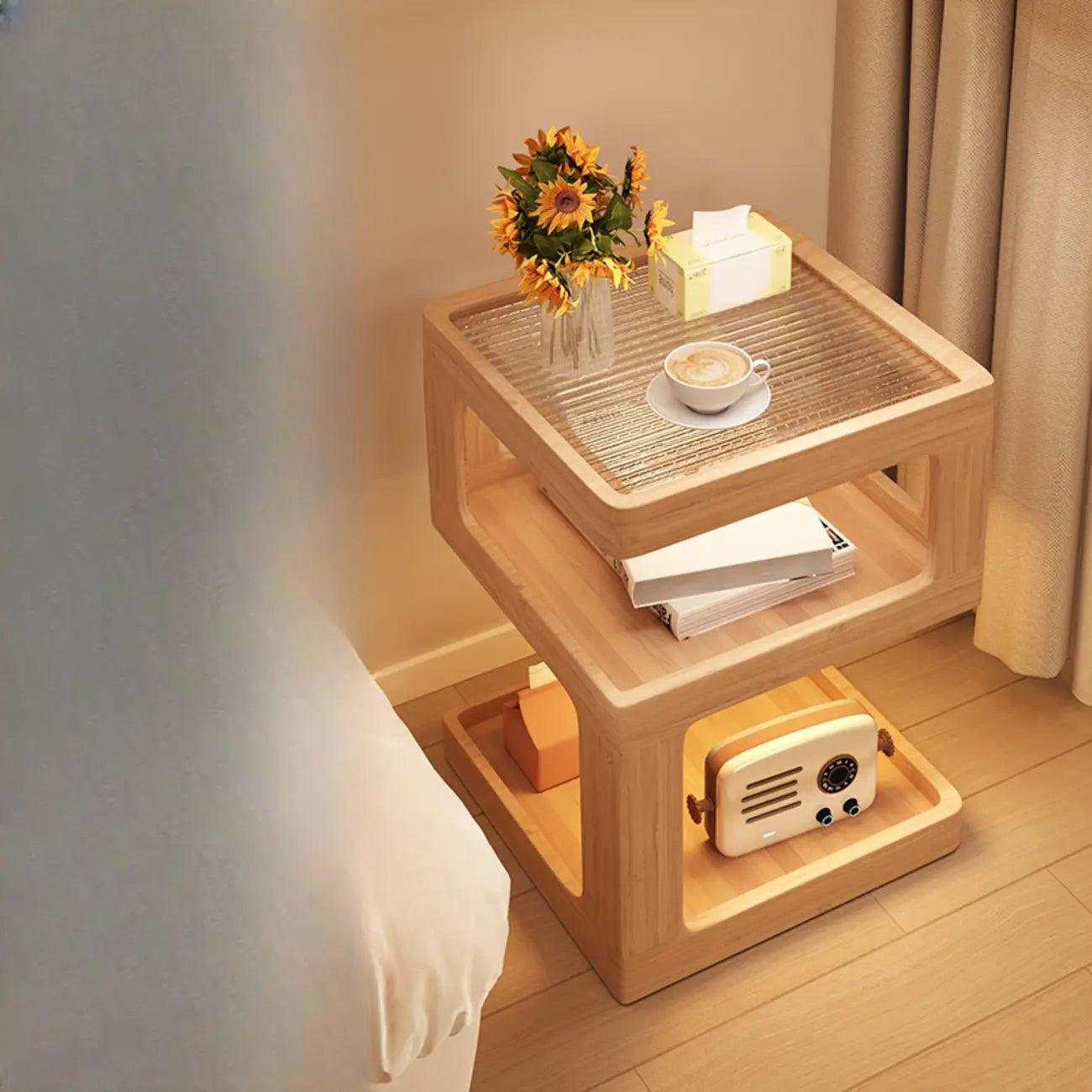 Table de chevet ouverte en bois d'hévéa avec plateau en verre cubique et éclairage intégré