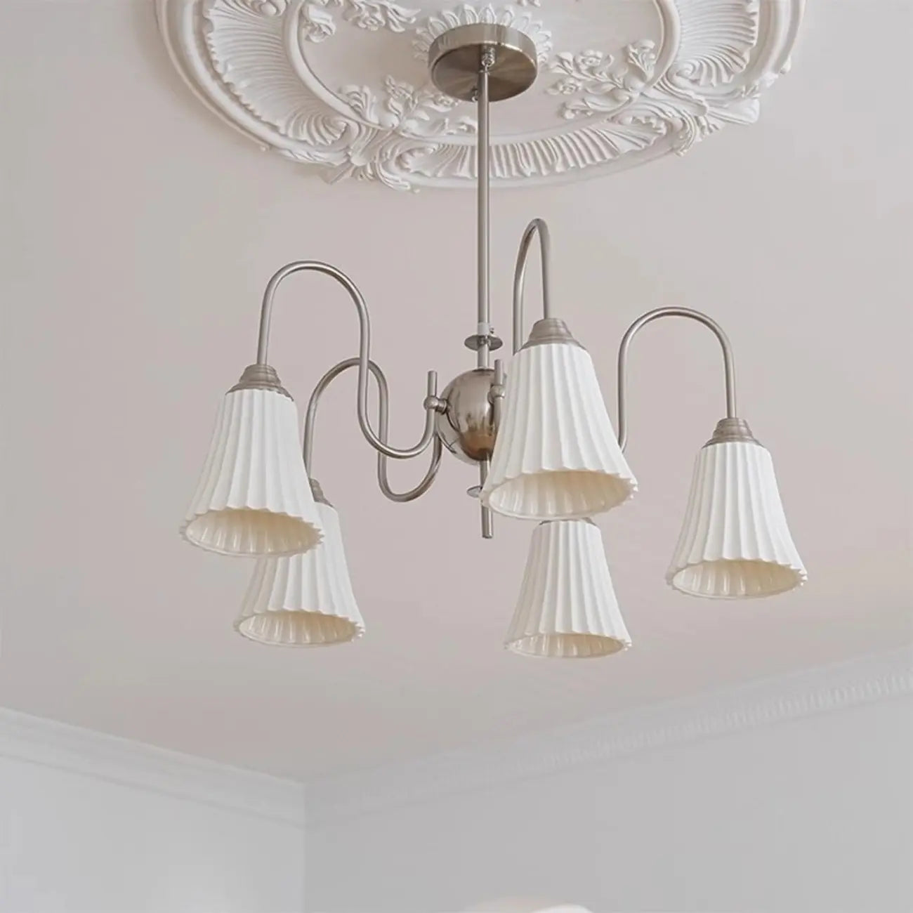Lustre classique vintage en chrome et céramique blanche