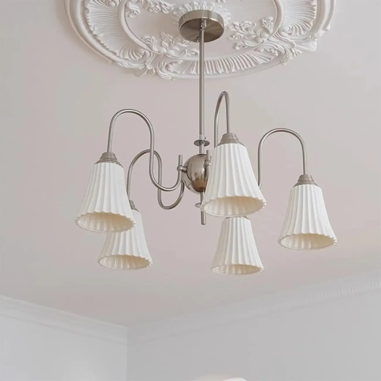 Lustre classique vintage en chrome et céramique blanche
