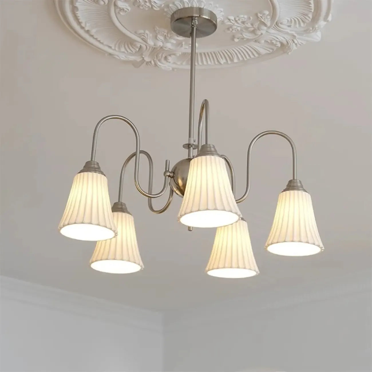 Lustre classique vintage en chrome et céramique blanche