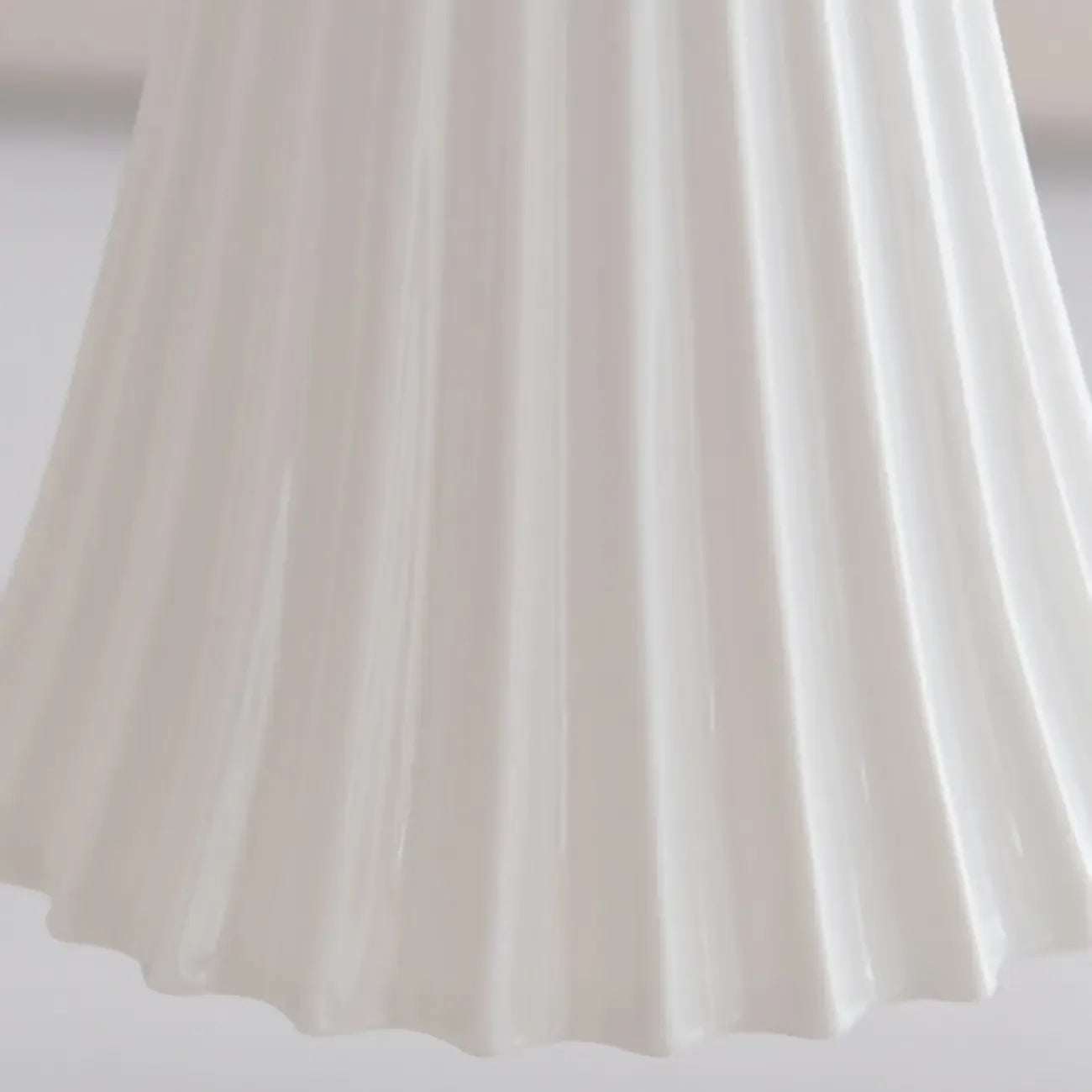 Lustre classique vintage en chrome et céramique blanche