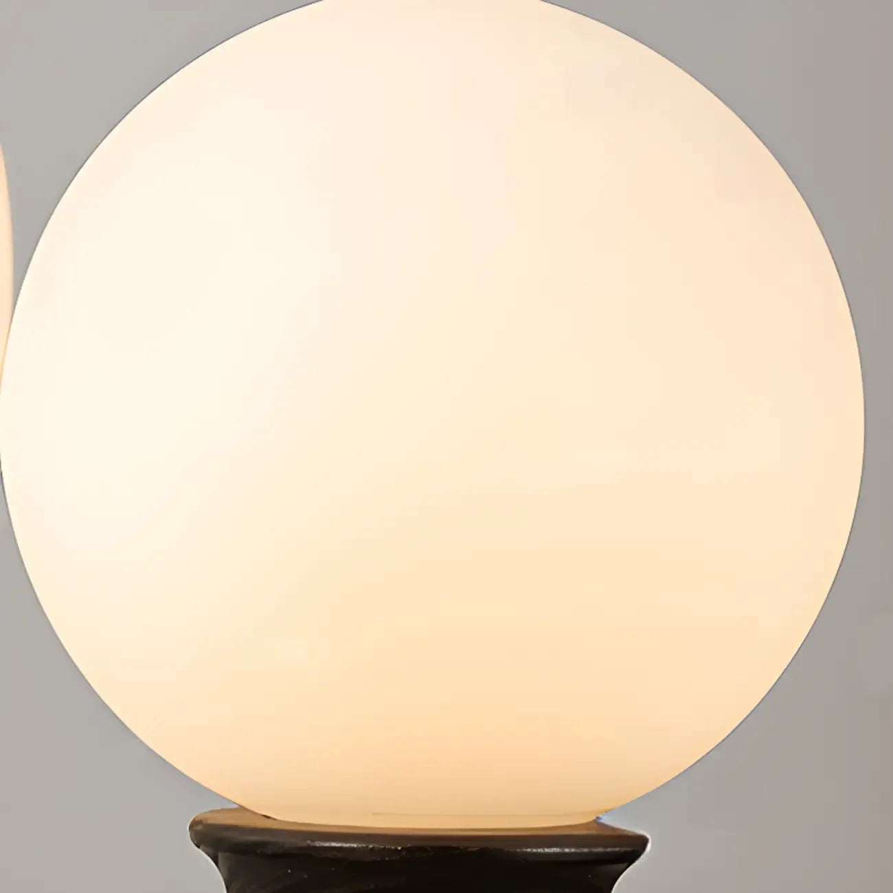 Lustre moderne classique en métal noir et globe en verre