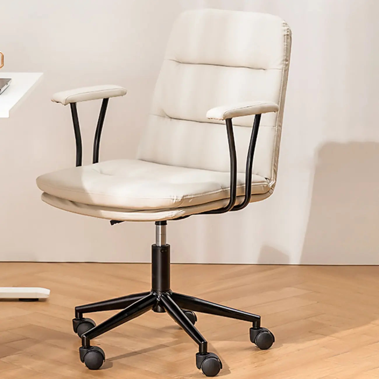 Fauteuil de bureau pivotant ergonomique élégant en cuir blanc