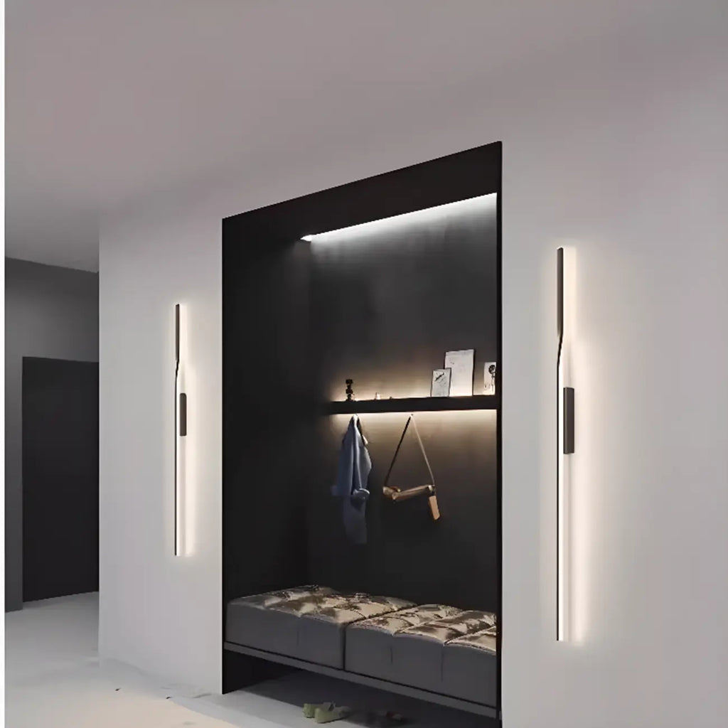 Applique murale linéaire noire moderne à éclairage naturel, réglable en hauteur.