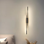 Applique murale linéaire noire moderne à éclairage naturel, réglable en hauteur.