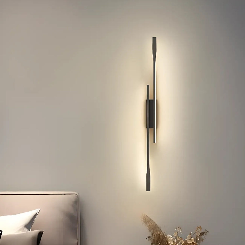 Applique murale linéaire noire moderne à éclairage naturel, réglable en hauteur.