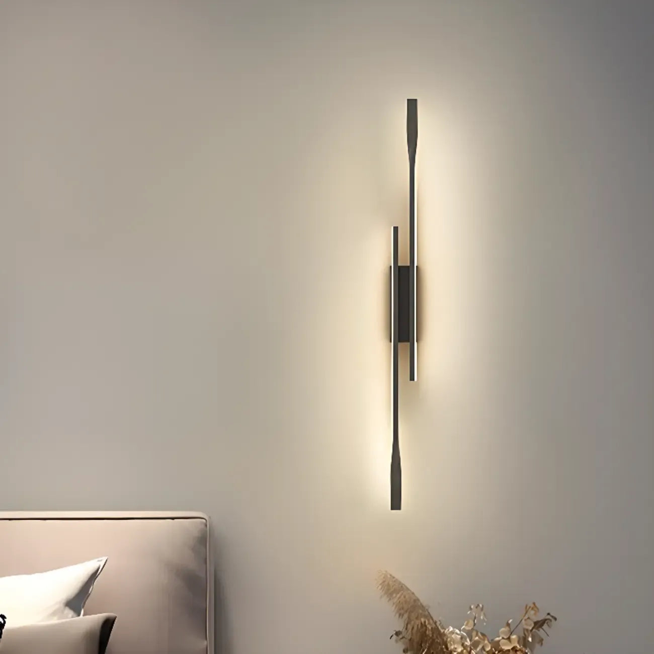 Applique murale linéaire noire moderne à éclairage naturel, réglable en hauteur.