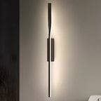 Applique murale linéaire noire moderne à éclairage naturel, réglable en hauteur.