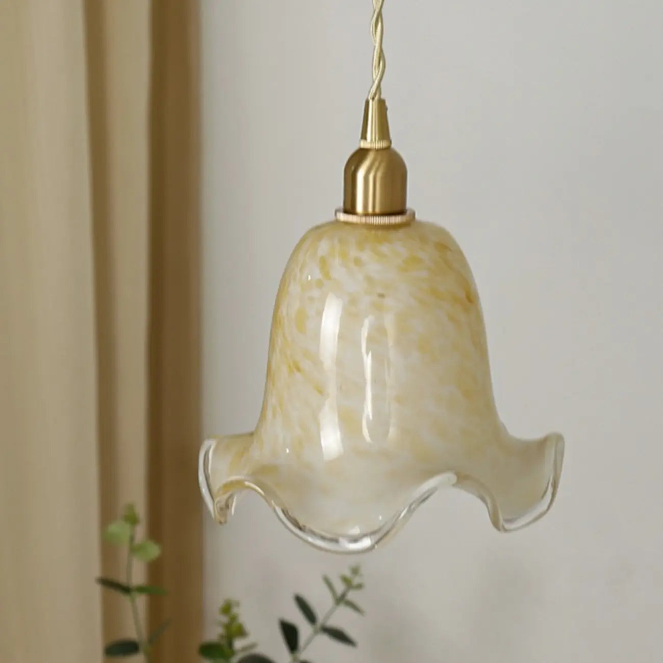 Suspension moderne en verre doré en forme de fleur