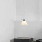 Suspension moderne conique en albâtre blanc pour chambre à coucher