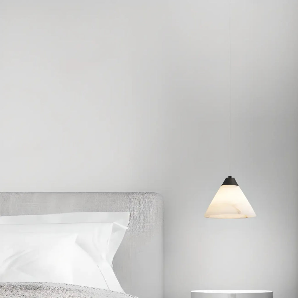 Suspension moderne conique en albâtre blanc pour chambre à coucher