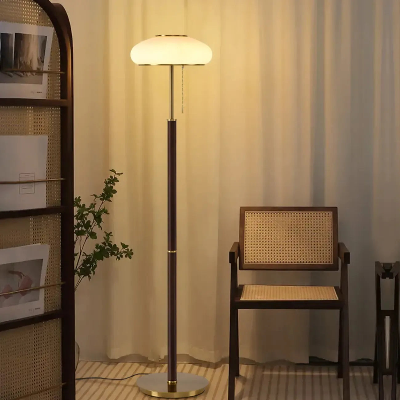 Lampadaire moderne à 3 lumières en noyer avec abat-jour en verre