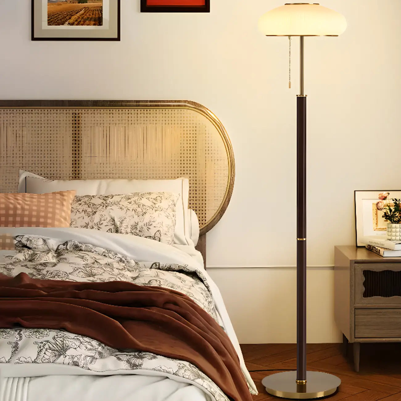 Lampadaire moderne à 3 lumières en noyer avec abat-jour en verre