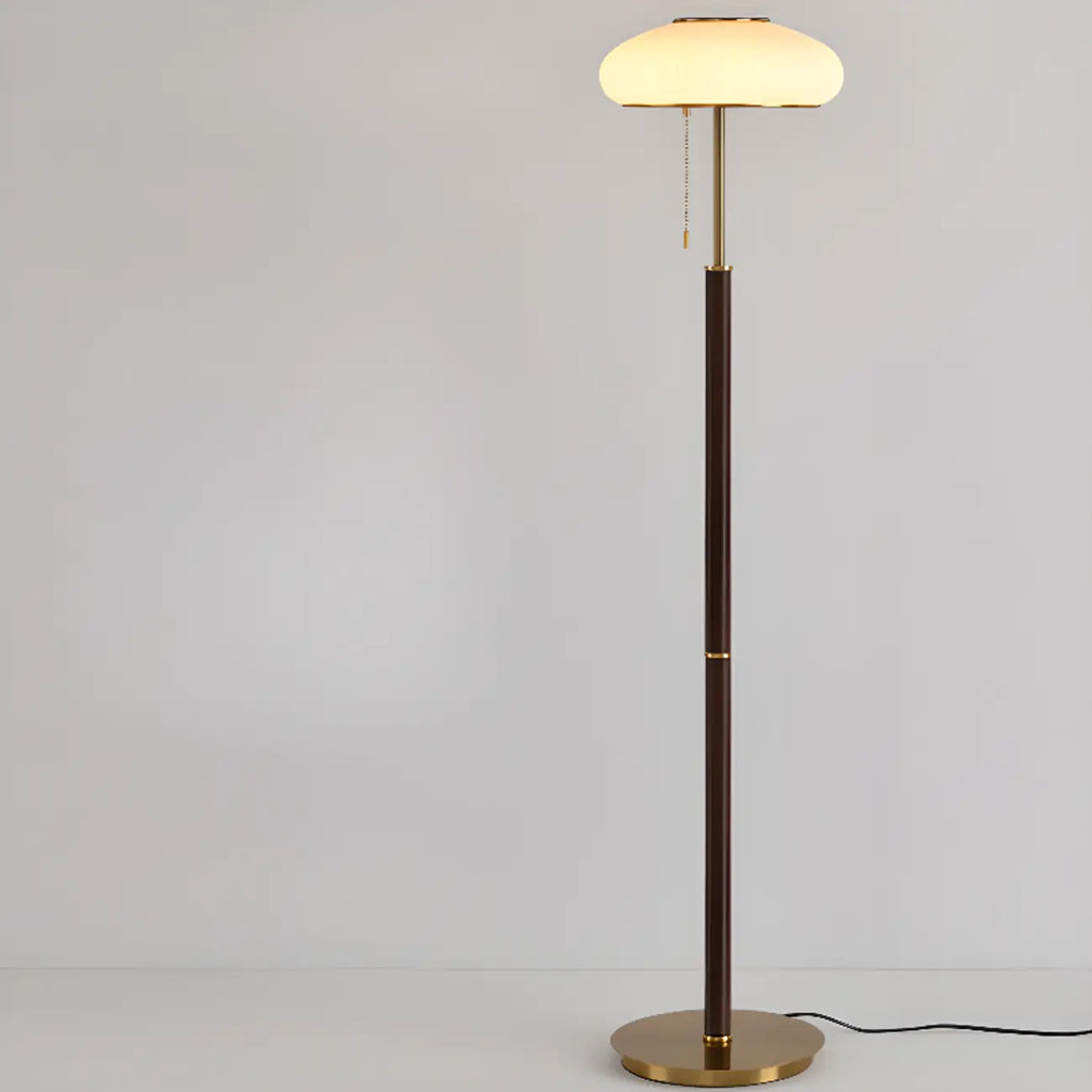 Lampadaire moderne à 3 lumières en noyer avec abat-jour en verre