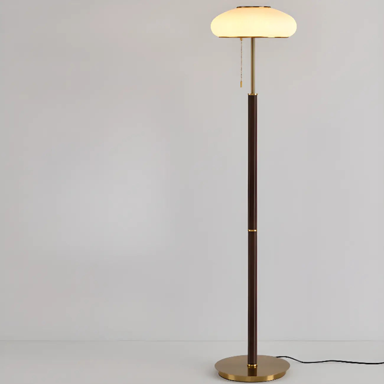 Lampadaire moderne à 3 lumières en noyer avec abat-jour en verre