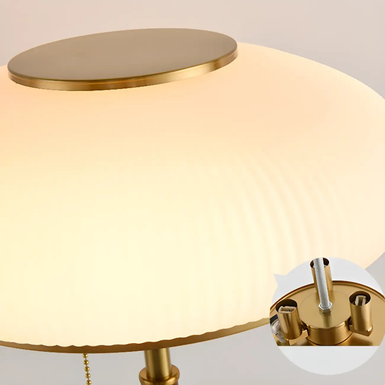 Lampadaire moderne à 3 lumières en noyer avec abat-jour en verre