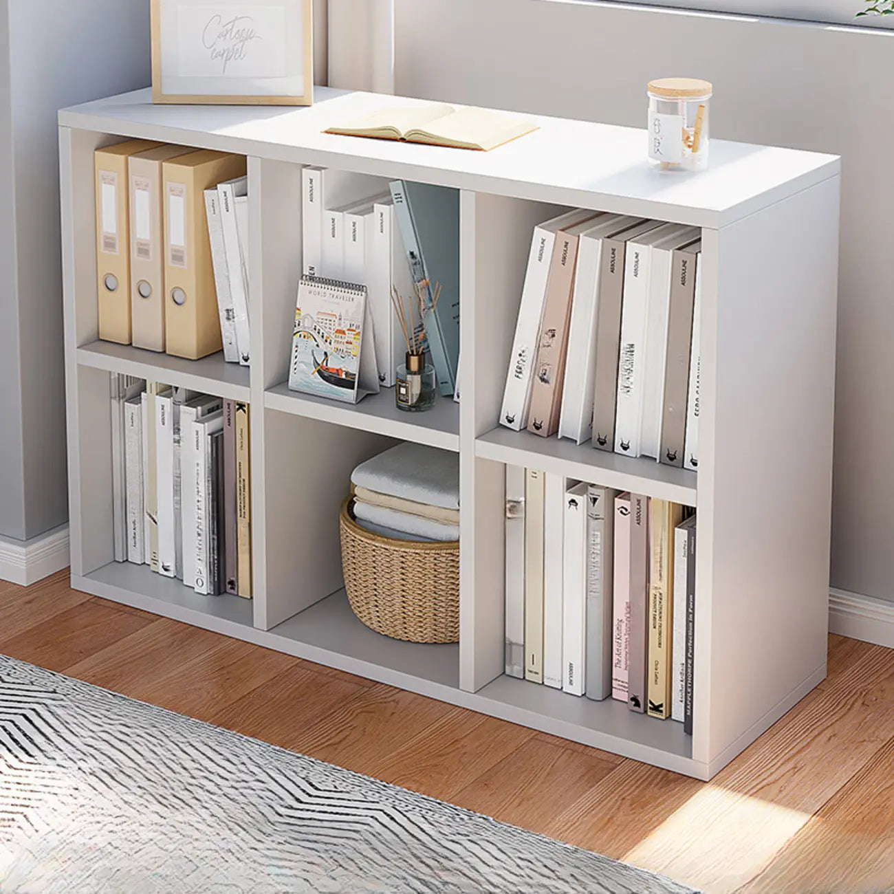 Bibliothèque horizontale cubique en bois blanc décontracté