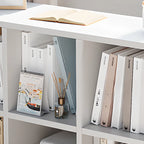 Bibliothèque horizontale cubique en bois blanc décontracté
