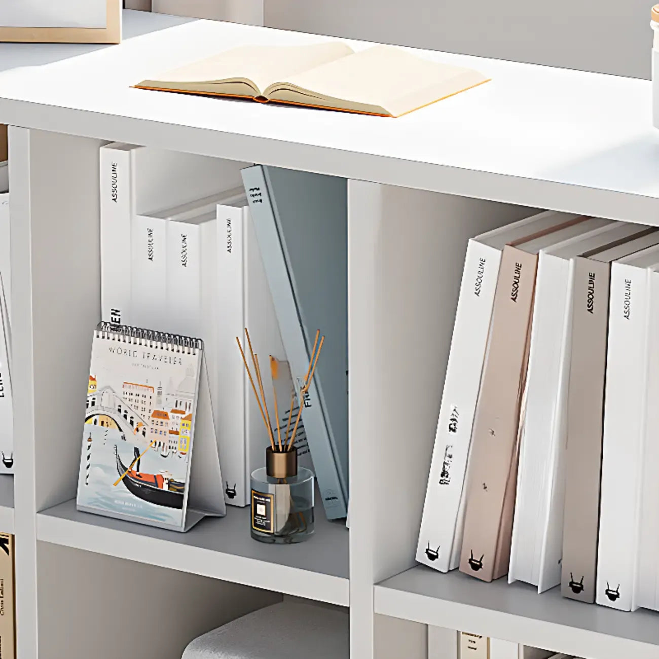 Bibliothèque horizontale cubique en bois blanc décontracté