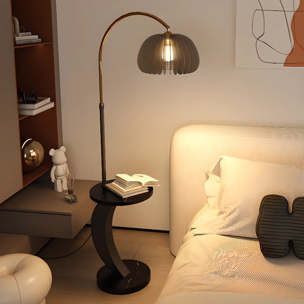 Lampadaire LED géométrique ivoire en forme d'arc avec étagère de rangement pour intérieur