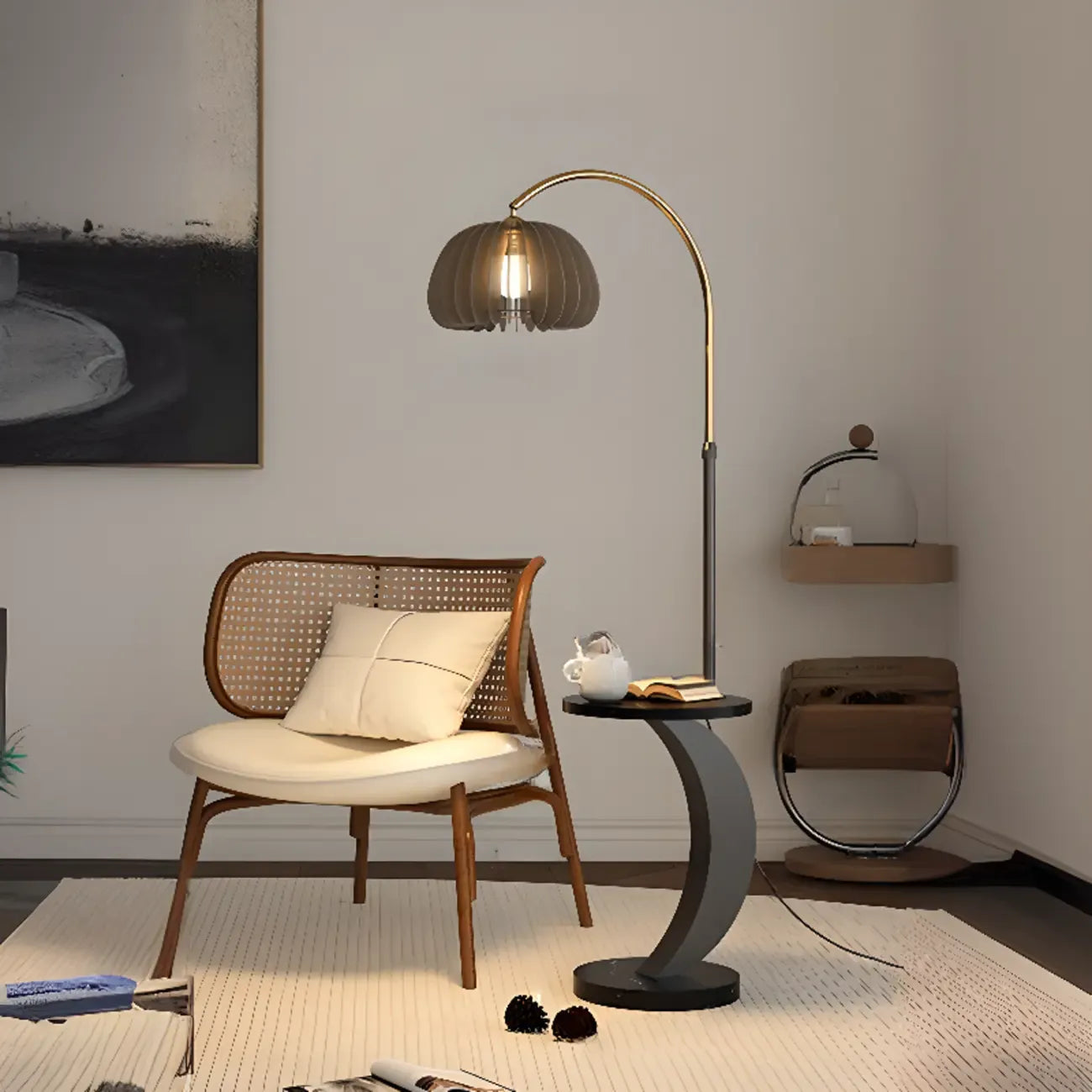 Lampadaire LED géométrique ivoire en forme d'arc avec étagère de rangement pour intérieur