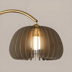 Lampadaire LED géométrique ivoire en forme d'arc avec étagère de rangement pour intérieur