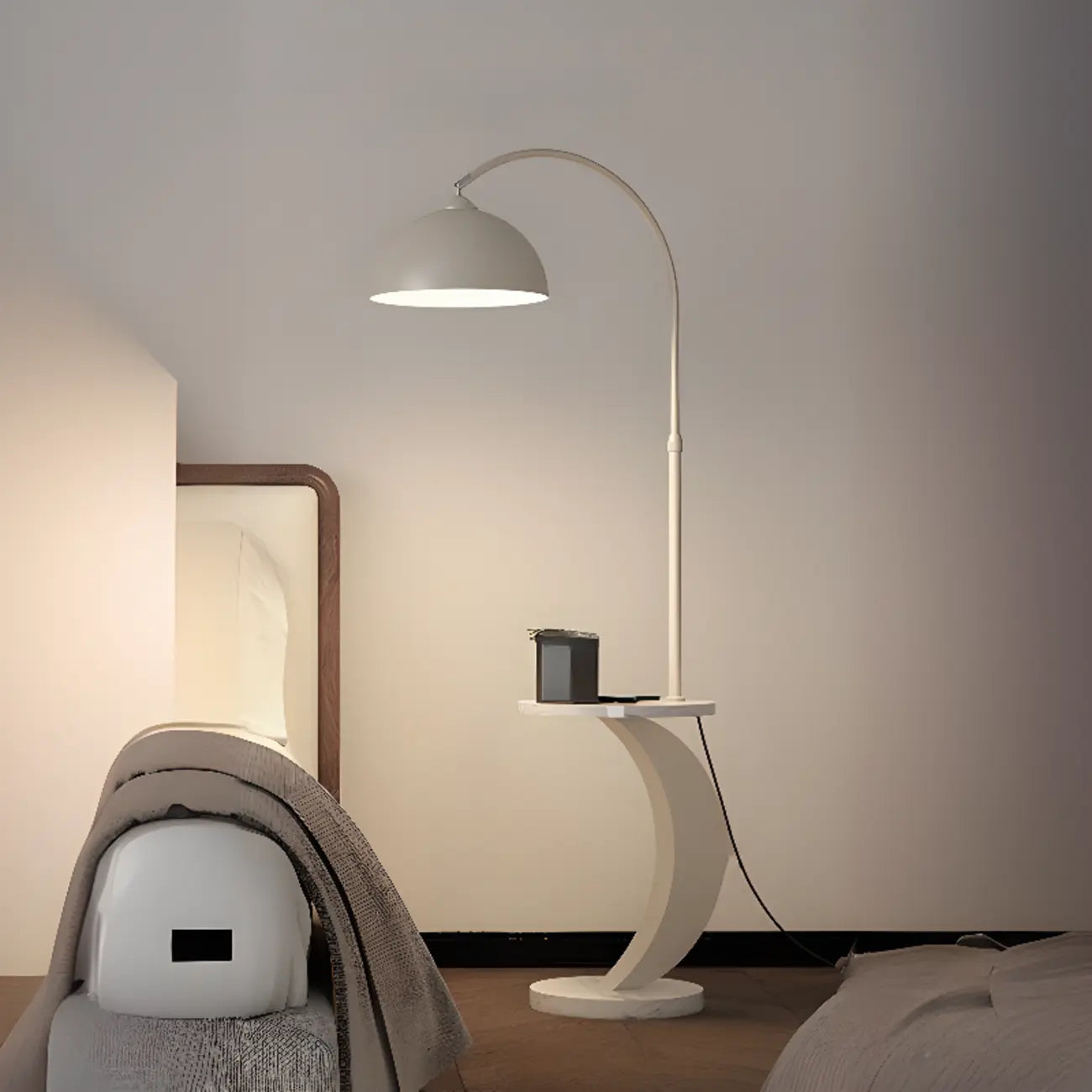 Lampadaire LED géométrique ivoire en forme d'arc avec étagère de rangement pour intérieur