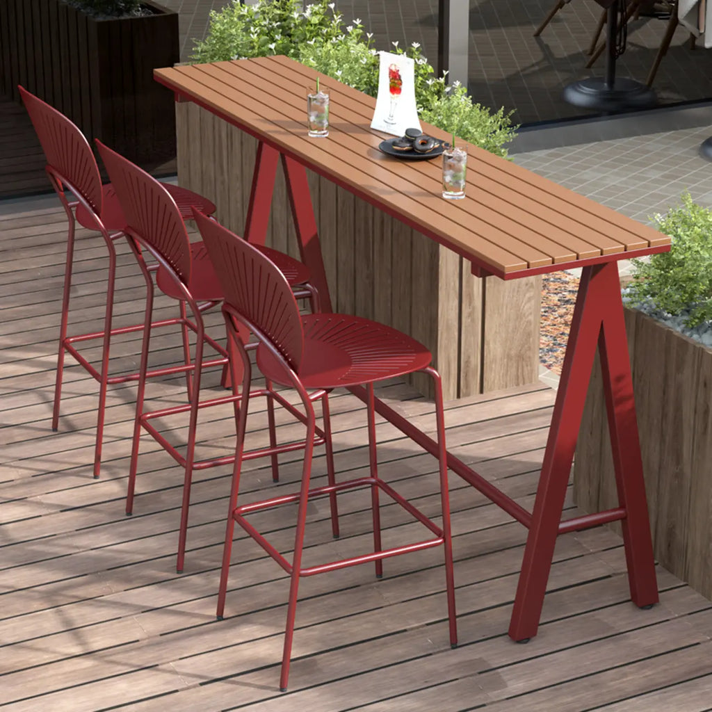 Tables de bar d'extérieur avec support en métal vert et lattes en bois