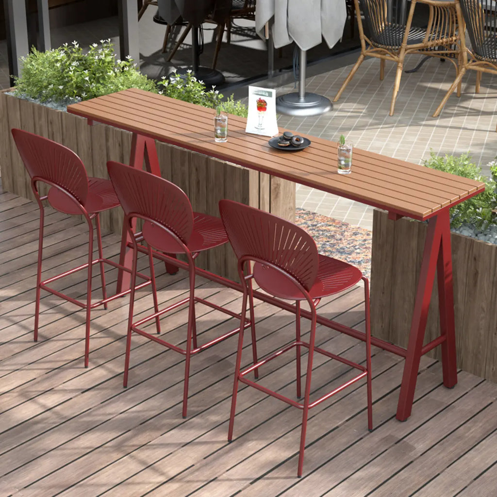 Tables de bar d'extérieur avec support en métal vert et lattes en bois