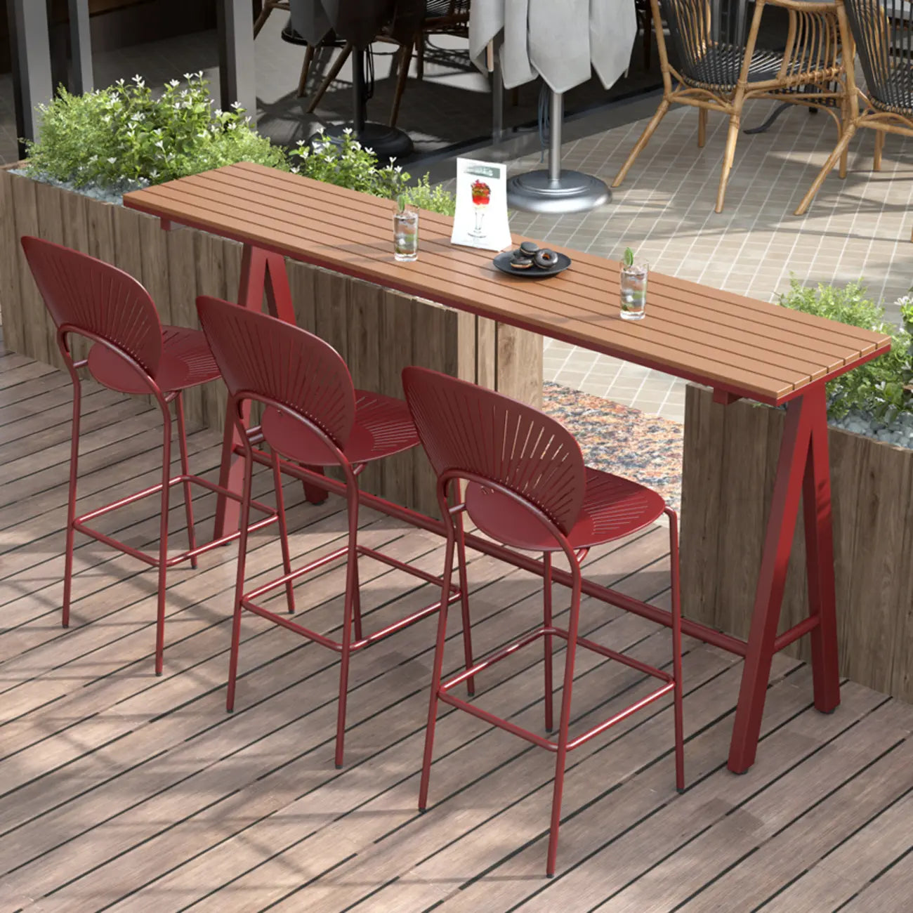 Tables de bar d'extérieur avec support en métal vert et lattes en bois