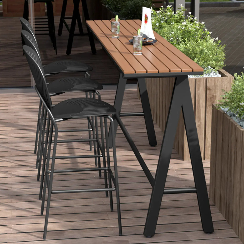 Tables de bar d'extérieur avec support en métal vert et lattes en bois