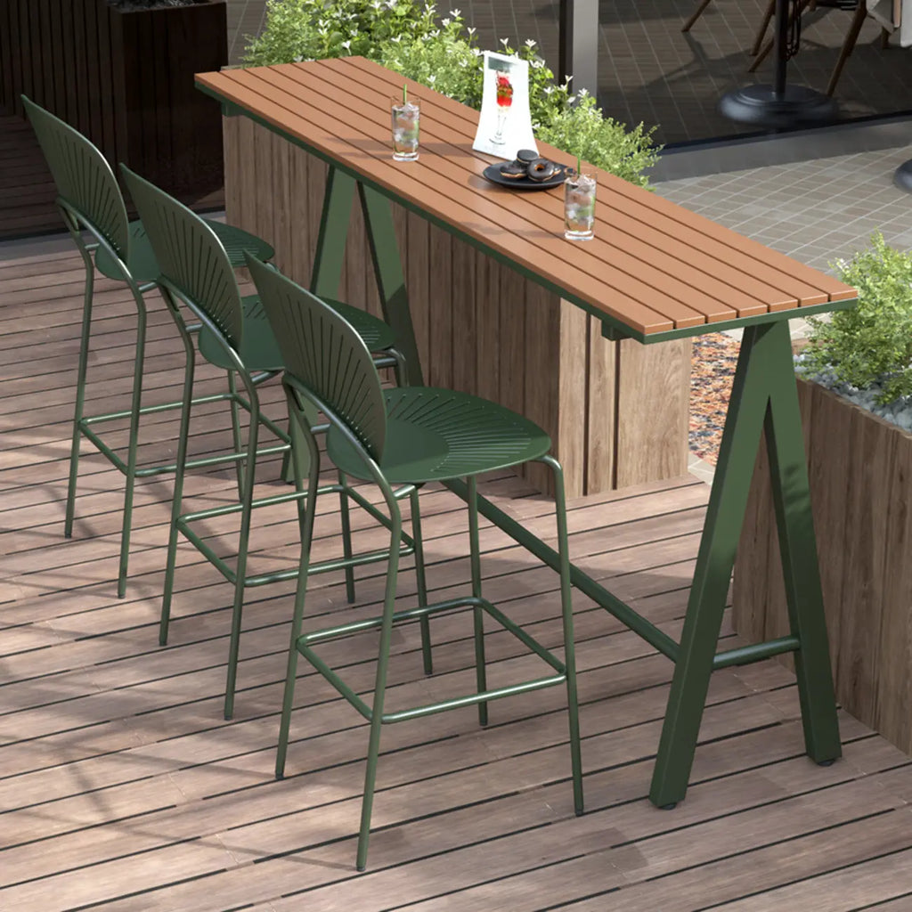 Tables de bar d'extérieur avec support en métal vert et lattes en bois