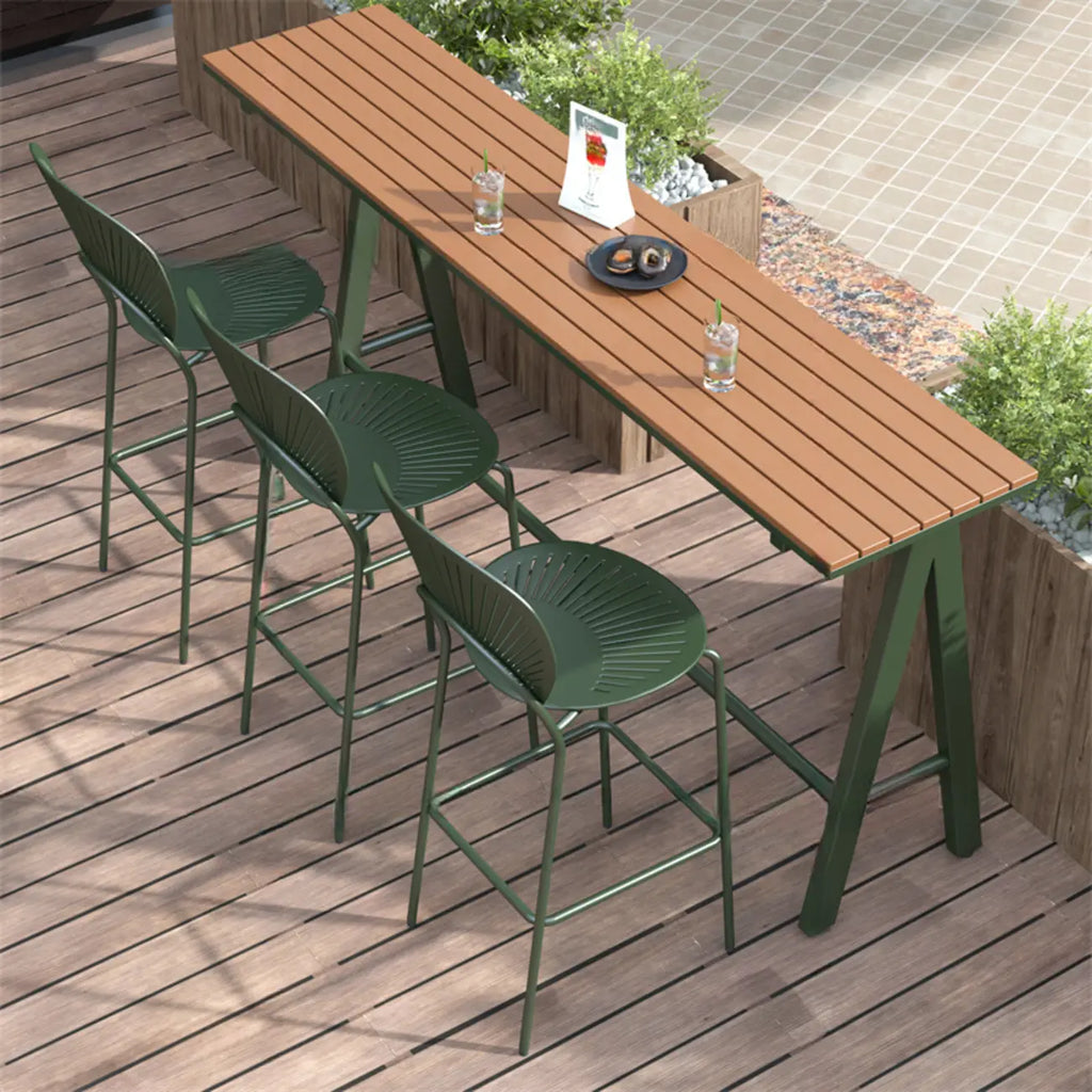 Tables de bar d'extérieur avec support en métal vert et lattes en bois