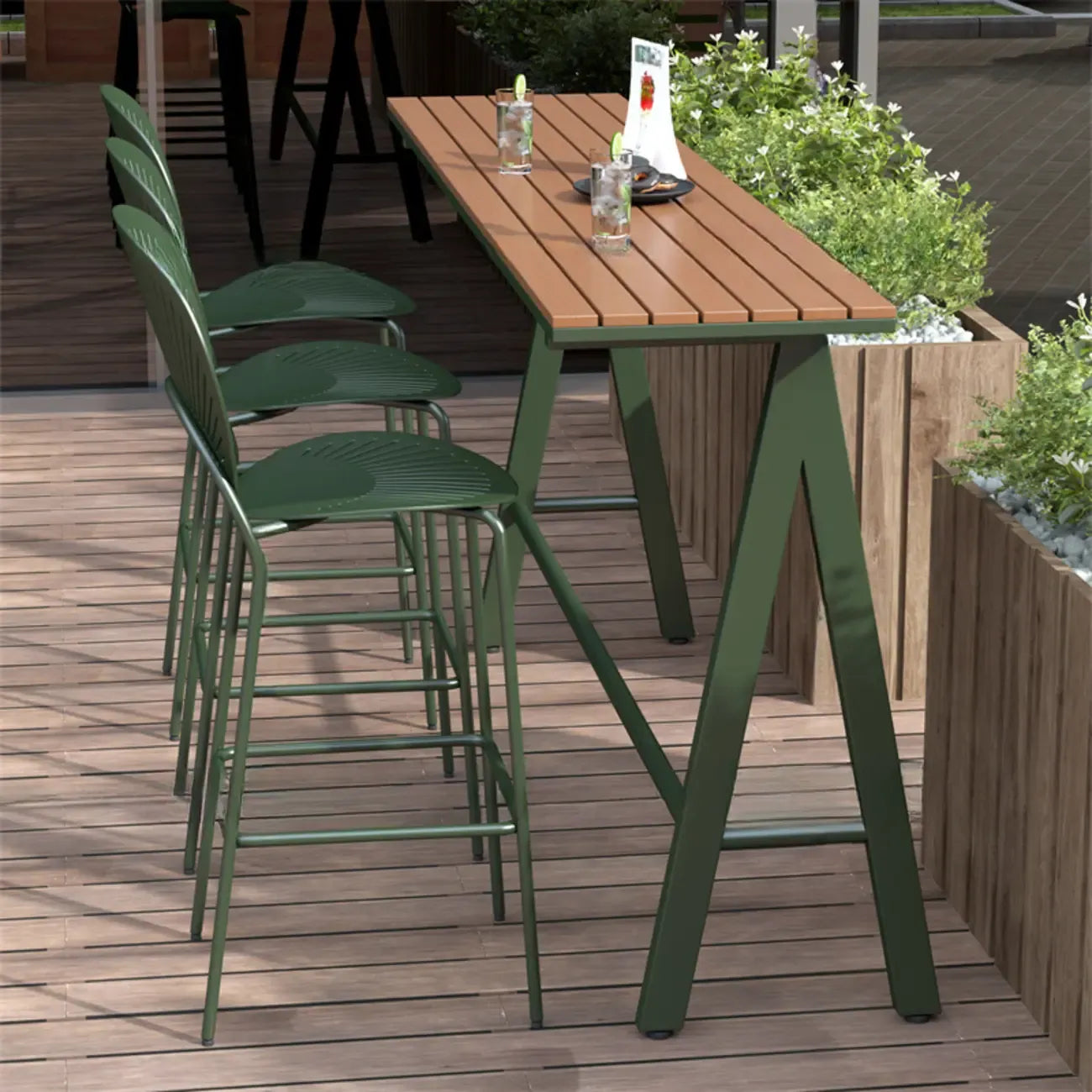 Tables de bar d'extérieur avec support en métal vert et lattes en bois