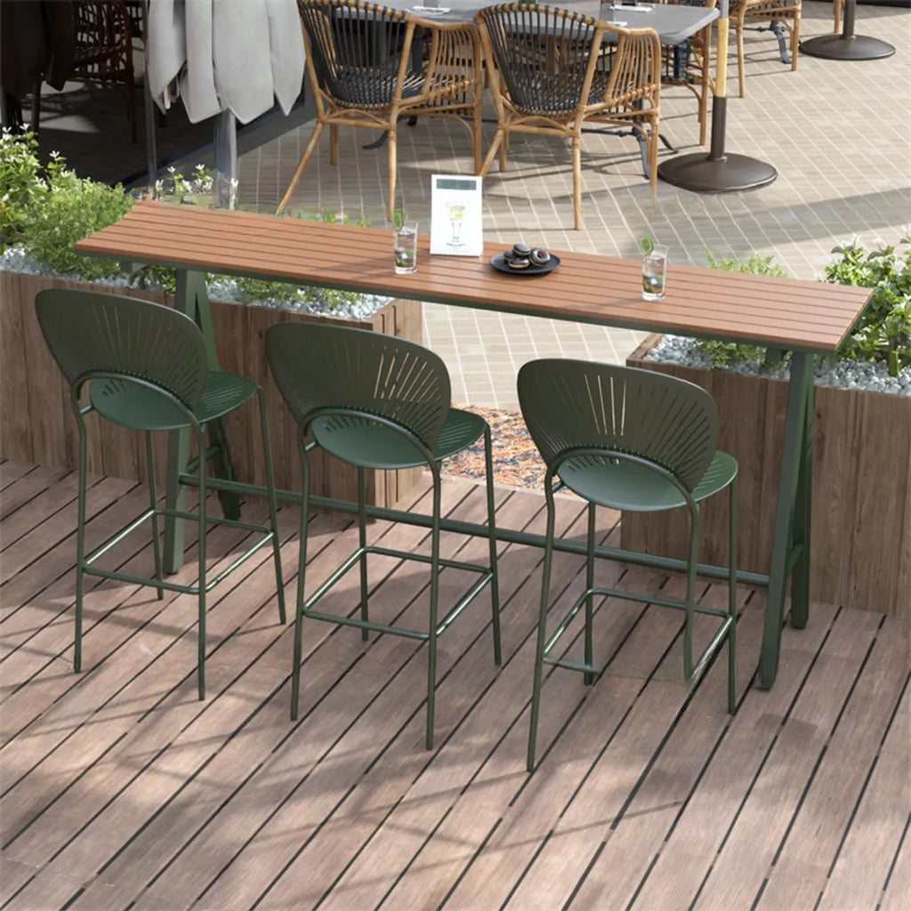 Tables de bar d'extérieur avec support en métal vert et lattes en bois