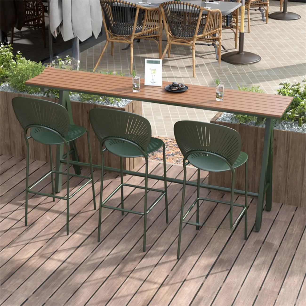 Tables de bar d'extérieur avec support en métal vert et lattes en bois