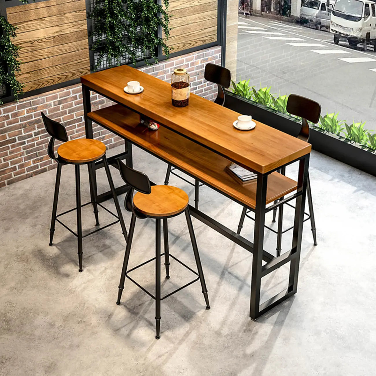 Tables de bar modernes en bois marron, métal et étagère traîneau avec repose-pieds
