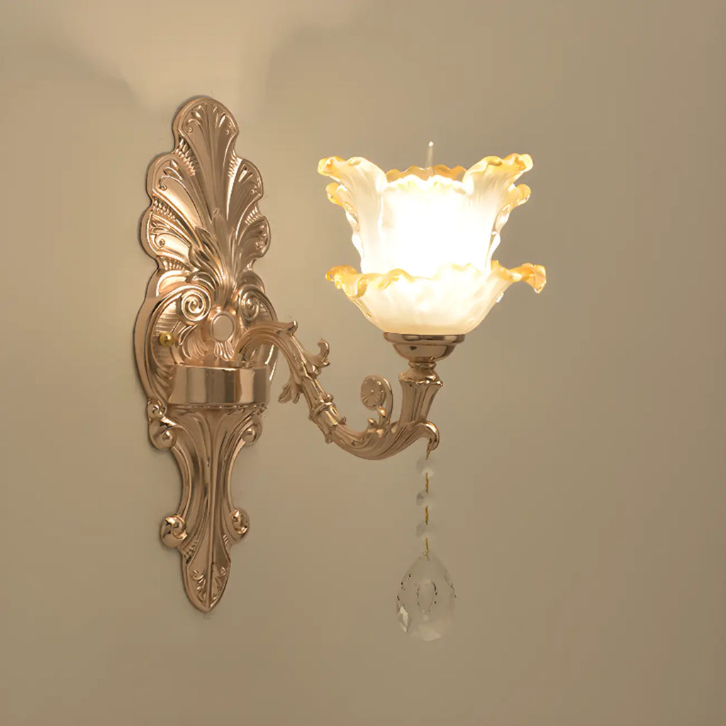 Applique murale miniature en or antique avec abat-jour en cristal géométrique